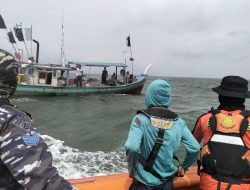 Nelayan Jatuh dari KM Doa Ibu, Tim SAR Gabungan Lakukan Pencarian