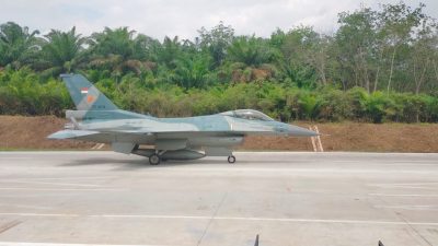 JET TEMPUR TNI AU MENDARAT DI TOL LAMPUNG