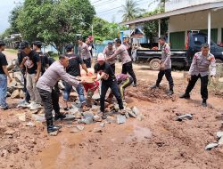 Brimob Polda Lampung Gotong Royong Perbaiki Jalan Rusak di Purbolinggo