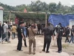 TENDA EKS PEKERJA DI GERBANG PABRIK DISOROT
