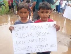Protes Jalan Hancur, Puluhan Masyarakat Pekon Jati Agung Gogoh Ikan di Jalan Berkubang