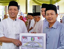 Hadiri Safari Ramadhan di Pantura, Bupati dan Wakil Bupati Pringsewu Serahkan Bantuan
