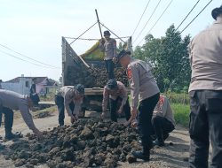 Puasa Tak Halangi Brimob Kompi 2B Pelopor Perbaiki Jalan Rusak di Lampung Timur