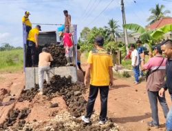 Gotong – Royong Warga Empat Kampung di Rawa Jitu Selatan Perbaiki Jalan Poros, Dorong Harga Gabah Melampaui HPP
