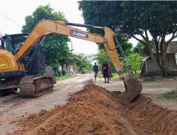 PT Abram Putra Sejahtera Perbaiki Jalan Rusak Kampung Batu Ampar