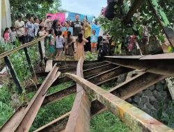 Anak Sekolah Pertaruhkan Nyawa di Jembatan Putus
