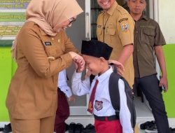 Bupati Way Kanan Tinjau Gerakan Ayah Mengantar Anak Sekolah di Hari Pertama Masuk
