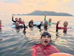 Menantang Ombak Demi Surga Teluk Lampung