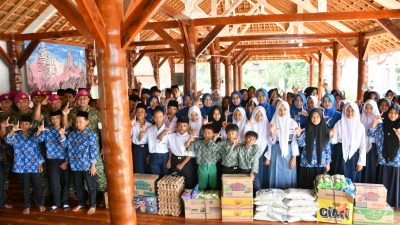KASIH PRAJURIT YONIF 7 MARINIR UNTUK ANAK YATIM
