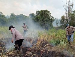 KARHUTLA TN WAY KAMBAS: Api Lahap 673,4 Hektare, Polisi Berjibaku di Medan Sulit