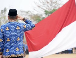 Sekda Tubaba Pimpin Apel Bulanan, Serahkan Penghargaan Pelayanan Publik kepada Tiga OPD
