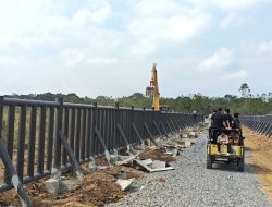 WAY KAMBAS BERBENAH, PAGAR BESI DAN BUDIDAYA LEBAH TEKAN KONFLIK GAJAH