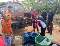 Kemarau Panjang, PMI dan Kejari Way Kanan Salurkan 25 Ribu Liter Air Bersih untuk Warga Blambangan Umpu