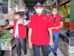Waspada Abu Vulkanik GAK, Fraksi PDIP Lampung Bagikan Ratusan Masker ke Pedagang Pasar Kangkung