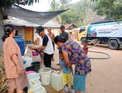 KEKERINGAN MELANDA, RUMAH ZAKAT GELONTORKAN 18 RIBU LITER AIR BERSIH