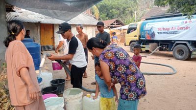 KEKERINGAN MELANDA, RUMAH ZAKAT GELONTORKAN 18 RIBU LITER AIR BERSIH