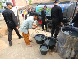 BRIMOB POLDA LAMPUNG DISTRIBUSIKAN AIR BERSIH