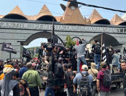 RIBUAN MASSA DRL DESAK GUBERNUR TURUN TANGAN
